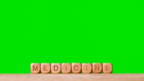 Medizinisches-Konzept-Mit-Holzbuchstabenwürfeln-Oder-Diabetes-Rechtschreibmedizin-Gegen-Grünen-Bildschirm